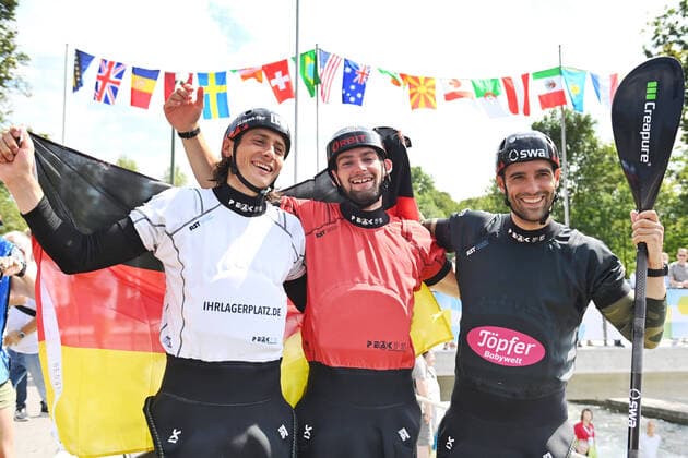 f le Noah HEGGE GER ,Stefan HENGST GER ,Hannes AIGNER GER , jubilation,joy,enthusiasm,winner,winner, World Champion, Men s Kayak Team Final 2022 ICF Canoe Slalom World Championships on 27 07 2022 in Augsburg