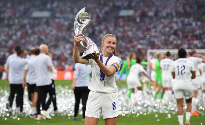 Bilder des Jahres 2022, Sport 07 Juli Sport Themen der Woche KW30 Sport Bilder des Tages Mandatory Credit: Photo by Anna Gowthorpe Shutterstock (13055302db) Leah Williamson of England celebrates with the trophy England v Germany, Womens UEFA European Championship, EM, Europameisterschaft Final, Football, Wembley Stadium, London, UK - 31 Jul 2022 England v Germany, Womens UEFA European Championship, Final, Football, Wembley Stadium, London, UK - 31 Jul 2022 Copyright: xAnnaxGowthorpe Shutterstockx 13055302db
