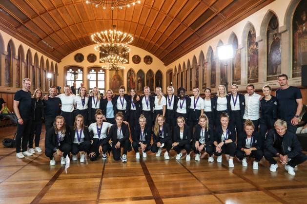 Sports, Football, UEFA Womans Euro 2022 Reception of the DFB Women in Frankfurt am Main 01 08 2022, Römer City Hall Frankfurt Joint photo in the City Hall Merle Frohms Germany, 1 Sophia Kleinherne Germany, 2 Kathrin Hendrich Germany, 3 Lena Lattwein Germany, 4 Marina Hegering Germany, 5 Lena Oberdorf Germany, 6 Lea Schueller Germany, 7 Sydney Lohmann Germany, 8 Svenja Huth Germany, 9 Laura Freigang Germany, 10 Alexandra Popp Germany, 11 Almuth Schult Germany, 12 Sara Daebritz Germany, 13 Nicole Anyomi Germany, 14 Giulia Gwinn Germany, 15 Linda Dallmann Germany, 16 Felicitas Rauch Germany, 17 Tabea Wassmuth Germany, 18 Klara Buehl Germany, 19 Lina Magull Germany, 20 Ann Kathrin Berger Germany, 21 Jule Brand Germany, 22 Sara Doorsoun Khajeh Germany, 23 Martina Voss Tecklenburg Trainer Germany Photo Herbertz Nico Herbertz Frankfurt Römer Hessen Germany