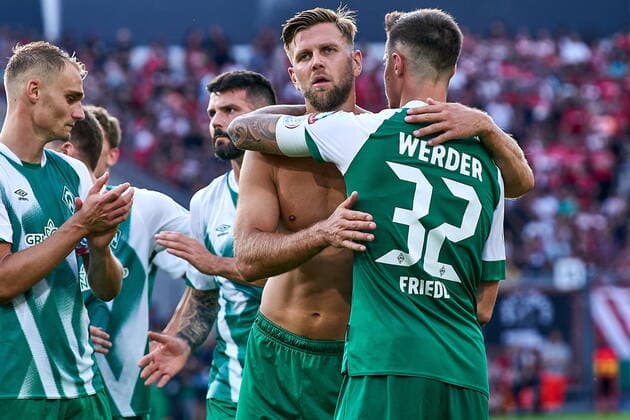 GER, Cup 01, Energie Cottbus vs SV Werder Bremen 01 08 2022, Stadion der Freundschaft, Cottbus, GER, DFB Pokal, 1 round, FC Energie Cottbus vs SV Werder Bremen, in picture Niclas Füllkrug Fuellkrug SV Werder Bremen 11 with free upper body hugs Marco Friedl SV Werder Bremen 32 , right, after the final whistle Foto nordphoto GmbH gumzmedia nordphotoxGmbHx xgumzmedia nphgm001