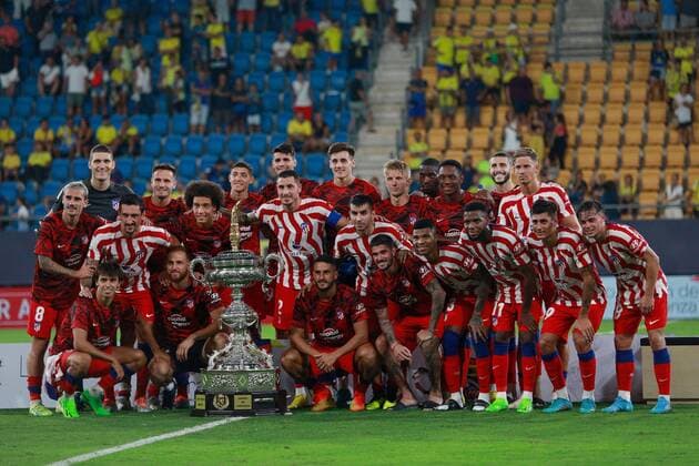 Bilder des Jahres 2022, Sport 08 August Sport Themen der Woche KW31 Sport Bilder des Tages Mandatory Credit: Photo by Pressinphoto Shutterstock (13067898p) Atletico de Madrid team group, Mannschaftsbild, Totale with the Trophy Cadiz CF v Atletico de Madrid, Pre-Season Trophy Ramon de Carranza. Football, NUevo Mirandilla Stadium, Cádiz, Spain - 4 Aug 2022 EDITORIAL USE ONLY No use with unauthorised audio, video, data, fixture lists (outside the EU), club league logos or live services. Online in-match use limited to 45 images (+15 in extra time). No use to emulate moving images. No use in betting, games or single club league player publications services. Cadiz CF v Atletico de Madrid, Pre-Season Trophy Ramon de Carranza. Football, NUevo Mirandilla Stadium, Cádiz, Spain - 4 Aug 2022 EDITORIAL USE ONLY No use with unauthorised audio, video, data, fixture lists (outside the EU), club league logos or live services. Online in-match use limited to 45 images (+15 in extra time). No use to emulate moving images. No use in betting, games or Copyright: xPressinphoto Shutterstockx 13067898p