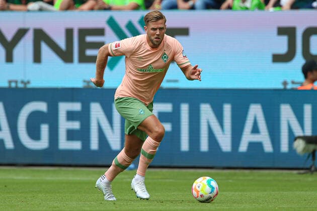 v li Niclas Füllkrug SV Werder Bremen, 11 on the ball, crop, single image, full body, action, game scene, THE DFL DIRECTIVES PROHIBIT ANY USE OF PHOTOGRAPHS AS IMAGE SEQUENCES AND OR VIDEOA HNUAL PHOTOSTRACKS DFL REGULATIONS PROHIBIT ANY USE OF PHOTOGRAPHS AS IMAGE SEQUENCES AND OR QUASI VIDEO , 06 08 2022, Wolfsburg Germany , Football, Bundesliga, VfL Wolfsburg SV Werder Bremen xobx