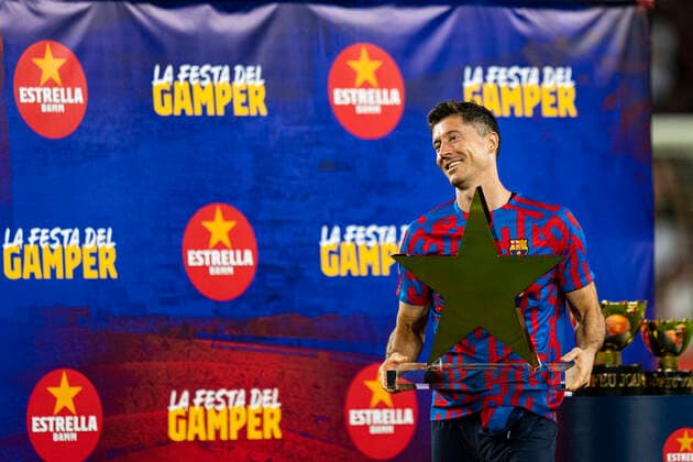 07 08 2022, xslx, football Torneig Gamer, FC Barcelona Pumas UNAM emspor, v l Robert Lewandowski FC Barcelona Pokal bester spieler ehrung DFL DFB REGULATIONS PROHIBIT ANY USE OF PHOTOGRAPHS as IMAGE SEQUENCES and or QUASI VIDEO Barcelona