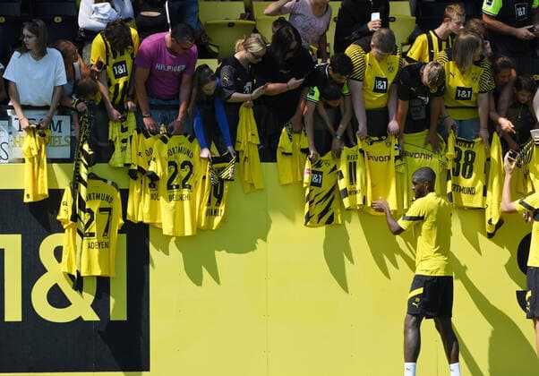 Anthony Modeste Borussia Dortmund signs autographs to fans after training 09 08 2022, football GER, season 2022 23, 1 Bundesliga, training Borussia Dortmund, photo Maik Hölter TEAM2sportphoto Dortmund Nordrhein Westfalen Germany Team2