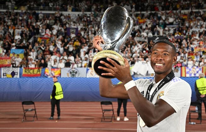 10 08 2022, xjhx, football UEFA Supercup 2022, Eintracht Frankfurt Real Madrid emspor, v l jubilation joy of winning the Supercup at Real Madrid with the cup David Alaba Real Madrid DFL DFB REGULATIONS PROHIBIT ANY USE OF PHOTOGRAPHS as IMAGE SEQUENCES and or QUASI VIDEO Helsinki