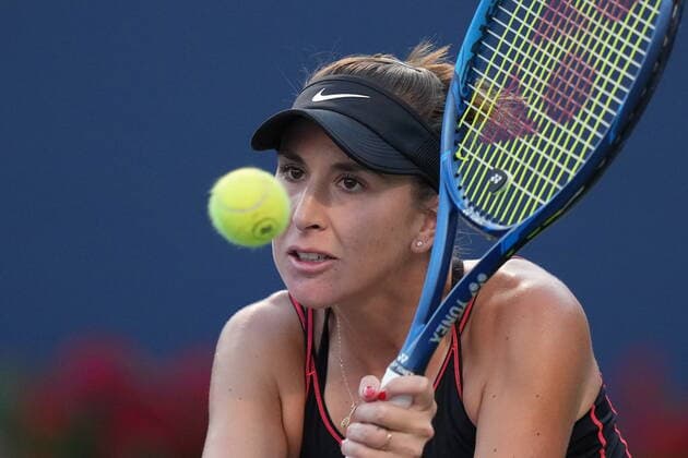 August 10, 2022, TORONTO, ON, CANADA: Belinda Bencic, of Switzerland, returns the ball against Serena Williams, of the USA, during the National Bank Open tennis tournament in Toronto on Wednesday, August 10, 2022. Serena Williams; Belinda Bencic  - ZUMAc35_ 20220810_zaf_c35_130 Copyright: xNathanxDenettex