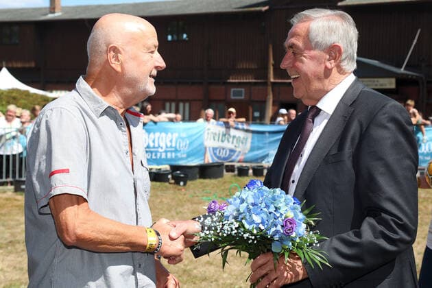 07 08 2022, Dresden, Saxony, GER Christoph Winkler right congratulates Hans Juergen Hansi Kreische belatedly to the 75th birthday racecourse Dresden Seidnitz Kreische, Winkler, Dynamo Dresden, football, ex footballer 220807D192DRESDEN JPG