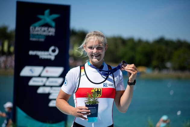 FOESTER Alexandra GER celebrating her bronze medal on the podium, Womens Single Scull, GER, Rowing Rowing , European Championships Munich 2022, 14 08 2022 Photo Eibner Memmler GER, Rowing Rowing , European Championships Munich 2022, 14 08 2022 Munich Copyright: xEibner Memmlerx EP_MMR