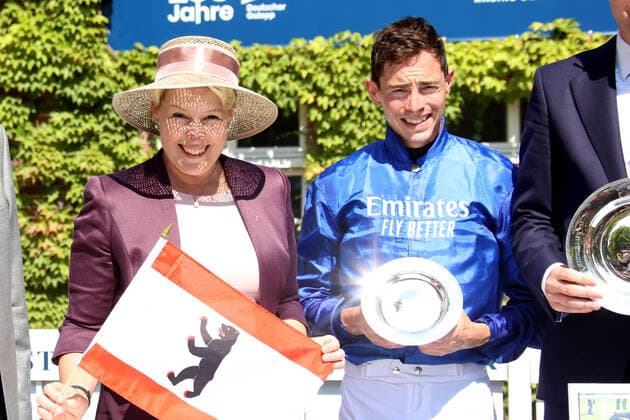 DEU, 132 Grand Prix of Berlin, 14 08 2022, Hoppegarten , Berlin, DEU, 132 Grand Prix of Berlin, in picture finish, 1 place James Doyle RebelÕs Romance IRE , Franziska Giffey Governing Mayor of Berlin , Photo Juergen Engler nordphoto GmbH JuergenxEngler nph00076