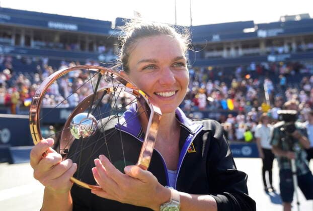 Bilder des Jahres 2022, Sport 08 August Sport Themen der Woche KW32 Sport Bilder des Tages August 14, 2022, TORONTO, ON, CANADA: Simona Halep, of Romania, reacts while holding the trophy after defeating Beatriz Haddad Maia, of Brazil, to win the National Bank Open finals tennis tournament in Toronto on Sunday, August 14, 2022. Canada News - August 14, 2022 - ZUMAc35_ 20220814_zaf_c35_079 Copyright: xNathanxDenettex