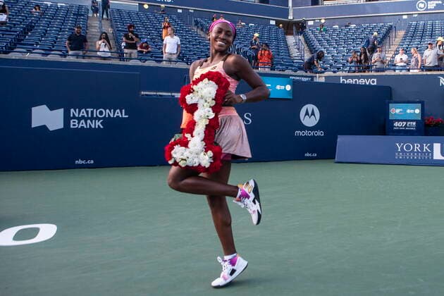 Bilder des Jahres 2022, Sport 08 August Sport Themen der Woche KW32 Sport Bilder des Tages August 14, 2022, TORONTO, ON, CAN: Coco Gauff, of the United States, holds a garland to celebrate her status as world number one in womenöÄÃ s doubles after her victory in the final with compatriot Jessica Pegula over Nicole Melichar-Martinez, of the United States and Ellen Perez, of Australia, during the National Bank Open double finals tennis tournament in Toronto on Sunday, August 14, 2022. Coco Gauff - ZUMAc35_ 20220814_zaf_c35_171 Copyright: xChrisxYoungx
