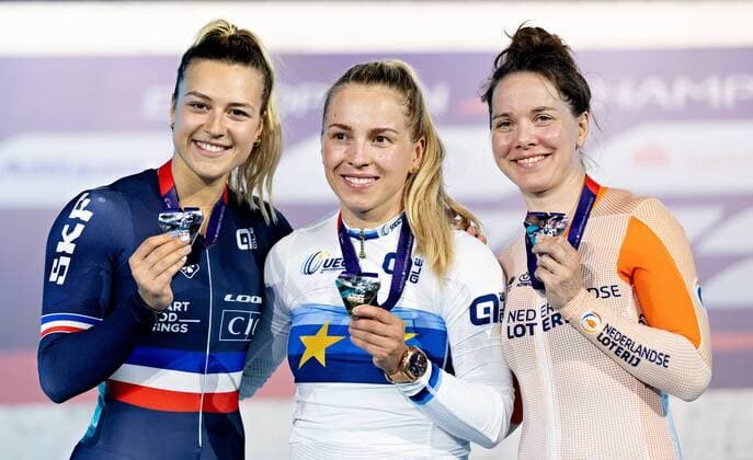 MUNICH Laurine van Riessen r , Mathilde Gros FRA l and Emma Hinze GER center with medals during track cycling omnium on the fifth day of the Multi European Championship The German city of Munich will host a combined European Championship of various sports in 2022 ANP IRIS VAN DEN BROEK European Championships Munich 2022 Day 5 2022 xVIxANPxSportx xxANPxIVx 453116466 originalFilename: 453116466.jpg