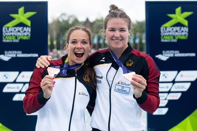 HAKE Jule, PASZEK Paulina GER celebrating their bronze medal, Womens Kayak Double 200 Meter, GER, Canoe Sprint Canoe Sprint , European Championships Munich 2022, 21 08 2022 Photo Eibner Memmler GER, Canoe Sprint Canoe Sprint , European Championships Munich 2022, 21 08 2022 Munich Copyright: xEibner Memmlerx EP_MMR