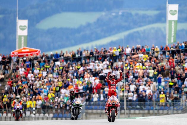 MOTORSPORTS - MotoGP, GP of Austria 2022 SPIELBERG,AUSTRIA,21.AUG.22 - MOTORSPORTS - MotoGP, Grand Prix of Austria, Red Bull Ring. Image shows Fabio Quartararo (FRA Monster Energy Yamaha MotoGP) and the rejoicing of Francesco Bagnaia (ITA Ducati Team).  GEPAxpictures xMaticxKlansek