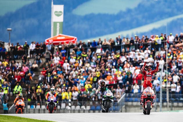 MOTORSPORTS - MotoGP, GP of Austria 2022 SPIELBERG,AUSTRIA,21.AUG.22 - MOTORSPORTS - MotoGP, Grand Prix of Austria, Red Bull Ring. Image shows the rejoicing of Fabio Quartararo (FRA Monster Energy Yamaha MotoGP) and Francesco Bagnaia (ITA Ducati Team).  GEPAxpictures xMaticxKlansek
