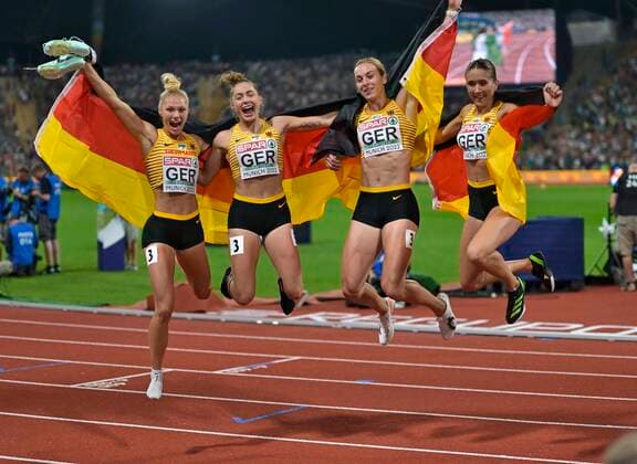21 08 2022, European Championchips Munich 2022, womens 100 meter relay, The women are happy about the golden medal f l Lisa Mayer, Gina Lückenkemper, Alexandra Burghard and Rebekka Haase all GER
