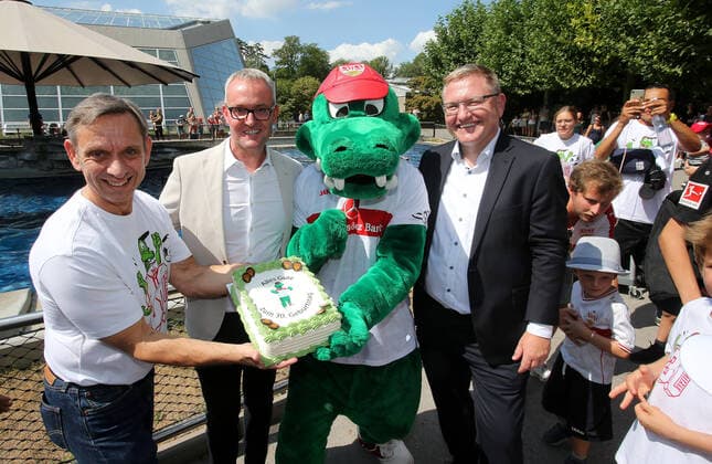 BAU 22 08 2022 Stuttgart Football VfB Stuttgart Fritzles 30 Birthday, f l Dr Thomas Kölpin Director Wilhelma , VfB Chairman Alexander Wehrle , Mascot Fritzle, Sven Busch Managing Director AOK Stuttgart Böblingen