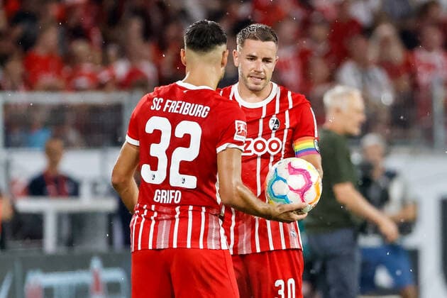 Vincenzo Grifo SC Freiburg, 32 and Christian Guenter SC Freiburg, 30 at the throw-in, GER, SC Freiburg vs VFL Bochum, Football, Bundesliga, 4 Matchday, Season 2022 2023, 26 08 2022 DFL REGULATES PROHIBIT ANY USE OF PHOTOGRAPHS AS IMAGE SEQUENCES AND OR QUASI VIDEO GER, SC Freiburg vs VFL Bochum, Football, Bundesliga, 4 Matchday, Season 2022 2023, 26 08 2022 Freiburg im Breisgau Copyright: xEibner-Pressefoto GrantxHubbsx EP_GHS