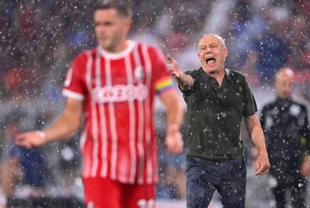 Football 1 Bundesliga season 2022 2023 3 matchday SC Freiburg VfL Bochum 26 08 2022 coach Christian Streich re, SC Freiburg in the rain