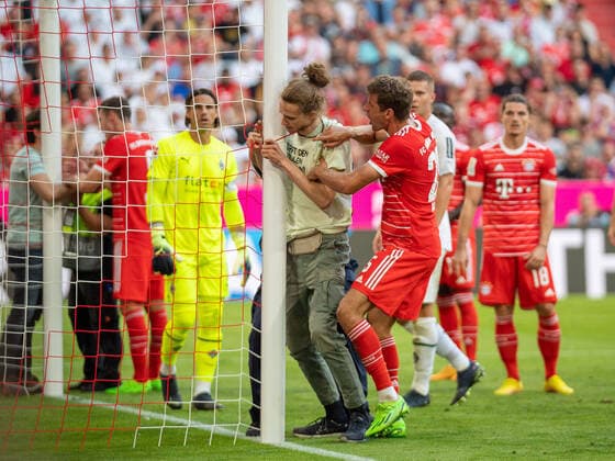 Thomas Mueller FC Bayern Muenchen, 25 wants to stop streaker from getting chained, GER, FC Bayern Muenchen FCB vs Borussia Moenchen Gladbach BMG , Football, Bundesliga, 04 Spieltag, Spielzeit 2022 2023, 27 08 2022, DFB DFL regulations prohibit any use of photographs as image sequences and or quasi video , GER, FC Bayern Muenchen FCB vs Borussia Moenchen Gladbach BMG , Football, Bundesliga, 04 Spieltag, Spielzeit 2022 2023, 27 08 2022 Muenchen Copyright: xEibner-Pressefoto SaschaxWaltherx EP_EER