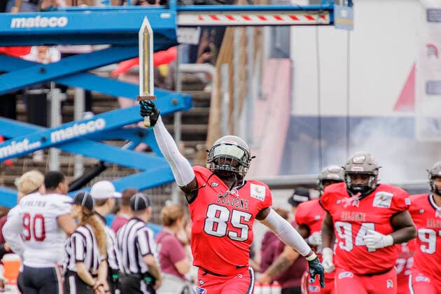 European League of Football Cologne Centurions Rhein Fire Düsseldorf, Südstadion, Cologne, 27 08 2022 Michael Ofosuhene Cologne Centurions 85 with sword or gladius, Cologne Centurions Rhein Fire Düsseldorf, Cologne, Südstadion, 27 8 2022 Copyright: xBEAUTIFULxSPORTS Gawlikx