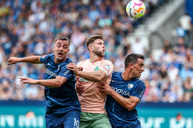 Niklas Füllkrug Fuellkrug Werder Bremen, 11 in a duel against Philipp Foerster Foerster VfL Bochum 1848, 10 and Vasilios Lampropoulus VfL Bochum 1848, 24 , GER, VfL Bochum 1848 vs Werder Bremen, Football, 1 Bundesliga, Matchday 5, Spielzeit 2022 2023, 02 09 2022, DFB DFL regulations prohibit any use of photographs as image sequences and or quasi video , GER, VfL Bochum 1848 vs Werder Bremen, Football, 1 Bundesliga, 5 Spieltag, Spielzeit 2022 2023, 02 09 2022 Bochum Copyright: xEibner-Pressefoto BoiaxGabrielx EP_EEP