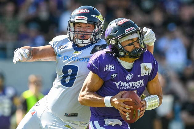 Idriss Ramky Stuttgart Surge 8 , Jakeb Sullivan Frankfurt Galaxy, 07 , Sack Frankfurt Galaxy vs Stuttgart Surge, American Football, European League of Football, Matchday 14, 2022, 04 09 2022, Frankfurt Galaxy vs Stuttgart Surge, American Football, European League of Football, Matchday 14, 2022, 04 09 2022 Frankfurt am Main. Copyright: xEibner-Pressefotox EP_FSU