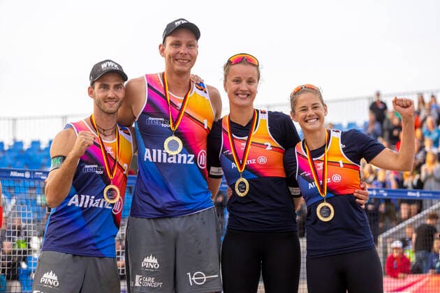 The winners from l Clemens Wickler, Nils Ehlers, Svenja Müller and Cinja Tillmann Award Ceremony, German Beach Volleyball Championships 2022, 04 09 22 Timmendorfer Strand Schleswig Holstein Germany Copyright: xAgentur54Gradx xJohnxGarvex
