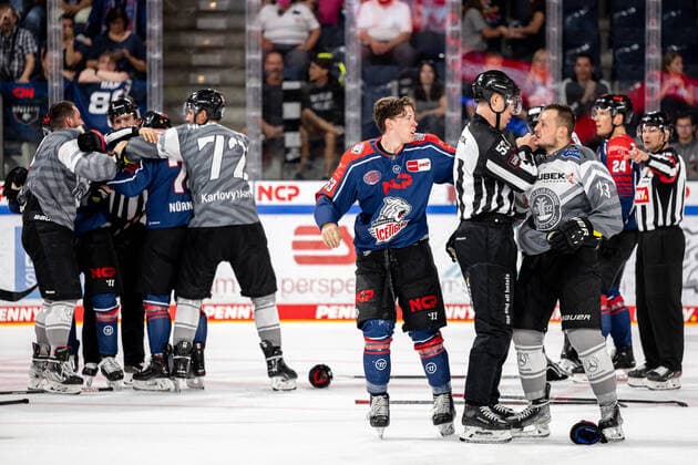 04 09 2022 Ice Hockey Season 2022 2023 BMW Cup Final Nuremberg Ice Tigers Icetigers HC Energie Karlovy Vary Karlovy Vary ThHa Brawl Danjo Leonhardt 53, Nuremberg Ice Tigers, Nuremberg Ice Tigers David Bernad 33, HC Energie Karlovy Vary Karlovy Vary back fights Dane Fox 74, Nuremberg Ice Tigers, Nuremberg Ice Tigers