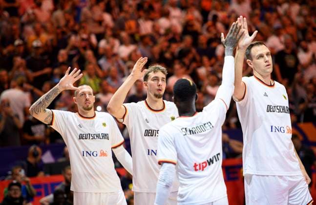 v l Daniel THEIS GER , Franz WAGNER GER , Dennis SCHROEDER Schröder GER , Johannes VOIGTMANN GER high-five each other, Germany GER Slovenia SLO 80 88, preliminary round group B, on 06 09 2022 in Cologne Basketball European Championship EuroBasket 2022 in Germany, from 01 09 18 09 2022 Â