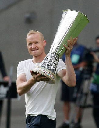 07 09 2022, soccer, UEFA Champions League, group stage, group D, Eintracht Frankfurt Sporting Lisbon, season 2022 23, Deutsche Bank Park, Frankfurt Main, Germany, zmdz, Sebastian Rode Eintracht Frankfurt briefly presents the European Cup at the stadium, Eintracht Frankfurt Sporting Lisbon