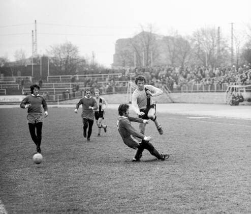 Soccer, historical Dynamo Dresden Gerd Weber right in a Game against otro Opole 29 01 1977 Dynamo wins with 6 1 5 1 , Weber reached the Sixth Goal, Moreover Meeting Rainer Sachse 2 , Hans Jürgen screams, Gert heidler, Udo Jewellery Volker Santrucek ATTENTION date Loud Caption Copyright: xSZ xVolkerxSantrucekx