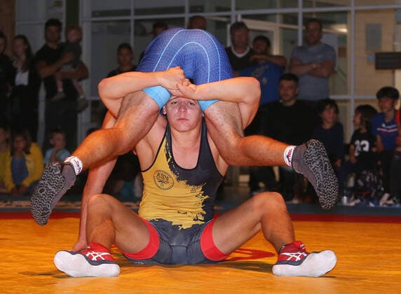 BAU 10 09 2022 Neckarweihingen wrestling KSV Neckarweihingen vs TSG Nattheim, 80kg freestyle, Viktor Schlegel Neckarweihingen, yellow vs Jan Riek Nattheim, blue