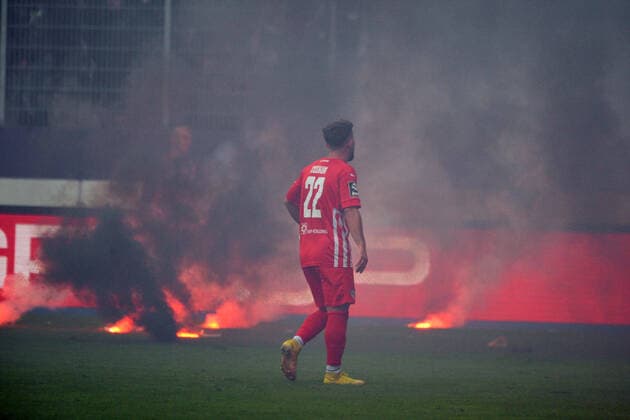 FC Erzgebirge Aue fans with bengalos and fire on the pitch, Paul Philipp Besong FC Erzgebirge Aue center FC Erzgebirge Aue vs FSV Zwickau, Football, 3 Liga, Matchday 8, Season 2022 2023, 11 09 2022 DFB DFL REGULATES PROHIBIT ANY USE OF PHOTOGRAPHS AS IMAGE SEQUENCES AND OR QUASI VIDEO FC Erzgebirge Aue vs FSV Zwickau, Football, 3 Liga, Matchday 8, Season 2022 2023, 11 09 2022 Aue Bad Schlema Copyright: xBertxHarzerx EP_EER