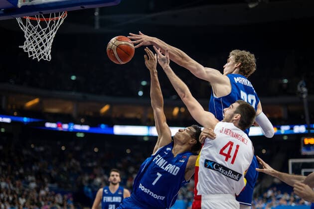 Basketball Berlin 13 09 2022 Eurobasket 2022 Quarterfinals Spain ESP Finland FIN Lauri Markkanen Finland, No 23 Shawn Huff Finland, No 07 Juancho Hernangomez Spain, No 41