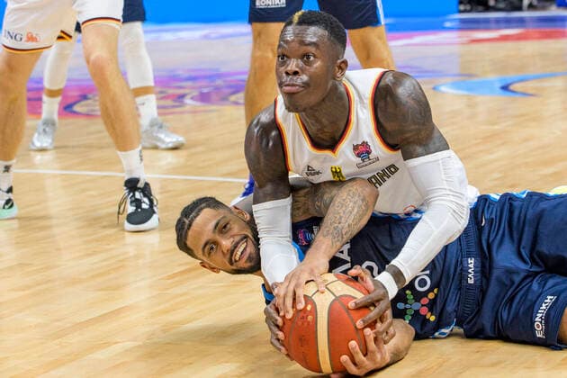 v l Dennis Schroeder Team Germany, 17 , Tyler Dorsey Greece, 02 , in hard duel on the floor, duel, action, fight, Germany vs Greece, GER, FIBA Eurobasket, quarter final game, BBL, Basketball Maenner, Saison 2022, 13 09 2022, GER, FIBA Eurobasket, Germany vs Greece, quarter final game, BBL, Basketball Maenner, Saison 2022, 13 09 2022, Berlin Copyright: xEibner-Pressefoto UwexKochx EP_UKH
