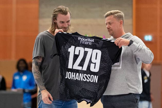220915 Former Redbergslid player Tobias Johansson is courted as the most goalscorer of all time with 1279 goals in Redbergslid after the handball match in the Handball League between Redbergslid and Lugi on September 15, 2022 in Gothenburg,  Copyright: MICHAELxERICHSEN BB220915MI018
