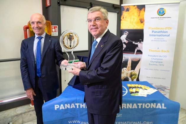 Pierre Zappelli presents Thomas Bach with the Flambeau d Or Award 2022 of the Panathlon International sports federation at the CONI Center Rome, 16 09 2022 Foto:xA.xM.xTinghinox xFuturexImage