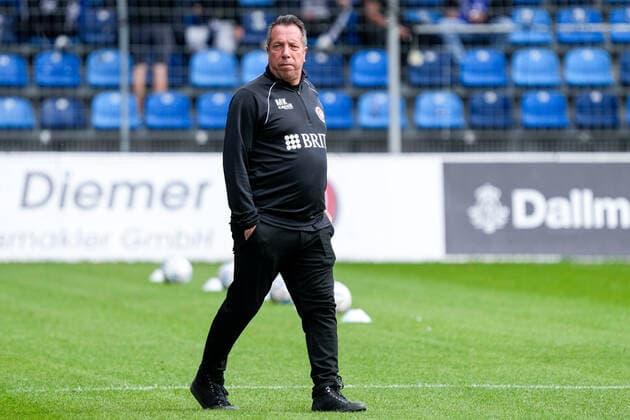Markus Kauczinski coach, head coach, SVWW , crop, full body, single image, single photo, action, 17 09 2022, Mannheim Germany , football, 3 Liga, SV Waldhof Mannheim SV Wehen Wiesbaden, DFB DFL REGULATIONS PROHIBIT ANY USE OF PHOTOGRAPHS AS IMAGE SEQUENCES AND OR QUASI VIDEO xozx