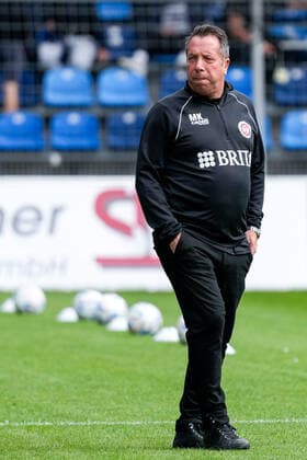 Markus Kauczinski coach, head coach, SVWW , cutout, full body, single image, single photo, action, disappointed looking, disappointment, frustration, disappointed, pessimistic, 17 09 2022, Mannheim Germany , Football, 3 Liga, SV Waldhof Mannheim SV Wehen Wiesbaden, DFB DFL REGULATIONS PROHIBIT ANY USE OF PHOTOGRAPHS AS IMAGE SEQUENCES AND OR QUASI VIDEO xozx