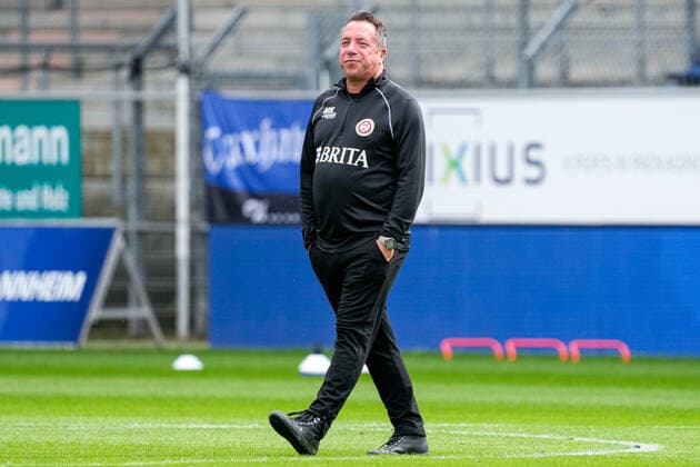 Markus Kauczinski coach, head coach, SVWW , candid, full body, single image, single photo, action, joy, happy, glad, friendly, cheerful, happy, beaming, optimistic, 17 09 2022, Mannheim Germany , Soccer, 3 Liga, SV Waldhof Mannheim SV Wehen Wiesbaden, DFB DFL REGULATIONS PROHIBIT ANY USE OF PHOTOGRAPHS AS IMAGE SEQUENCES AND OR QUASI VIDEO xozx