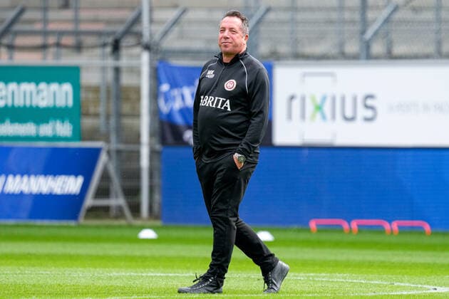Markus Kauczinski coach, head coach, SVWW , candid, full body, single image, single photo, action, joy, happy, glad, friendly, cheerful, happy, beaming, optimistic, 17 09 2022, Mannheim Germany , Soccer, 3 Liga, SV Waldhof Mannheim SV Wehen Wiesbaden, DFB DFL REGULATIONS PROHIBIT ANY USE OF PHOTOGRAPHS AS IMAGE SEQUENCES AND OR QUASI VIDEO xozx