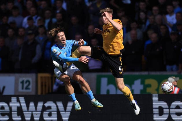 Fußball Premier League Wolverhampton Wanderers gegen Manchester City 17. September 2022 Premier League Wolverhampton Wanderers gegen Manchester City Nathan Collins von Wolverhampton Wanderers foult Jack Grealish von Manchester City und erhält dafür die Rote Karte Foto Simon Stacpoole Abseits Wolverhampton England UK  Copyright: xSimonxStacpoolexOffside 775839473