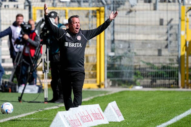 Markus Kauczinski coach, head coach, SVWW , gives instructions, gestures, gesturing with arms, single picture, single photo, action, action, 17 09 2022, Mannheim Germany , Football, 3 Liga, SV Waldhof Mannheim SV Wehen Wiesbaden, DFB DFL REGULATIONS PROHIBIT ANY USE OF PHOTOGRAPHS AS IMAGE SEQUENCES AND OR QUASI VIDEO xozx