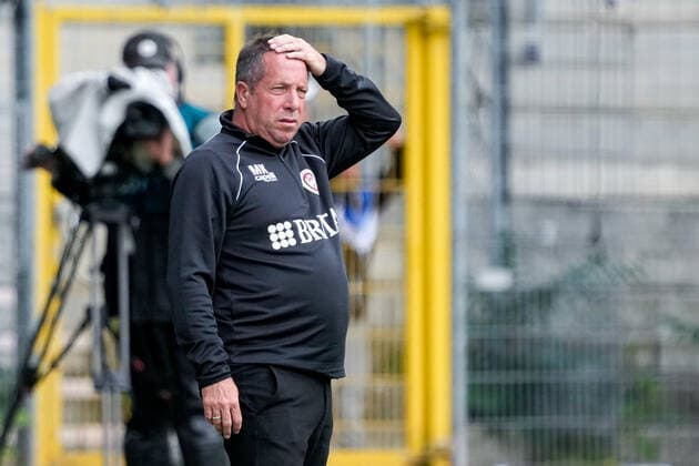 Markus Kauczinski coach, head coach, SVWW grabs his head, single picture, single photo, action, disappointed looking, disappointment, frustration, disappointed, pessimistic, 17 09 2022, Mannheim Germany , Football, 3 Liga, SV Waldhof Mannheim SV Wehen Wiesbaden, DFB DFL REGULATIONS PROHIBIT ANY USE OF PHOTOGRAPHS AS IMAGE SEQUENCES AND OR QUASI VIDEO xozx