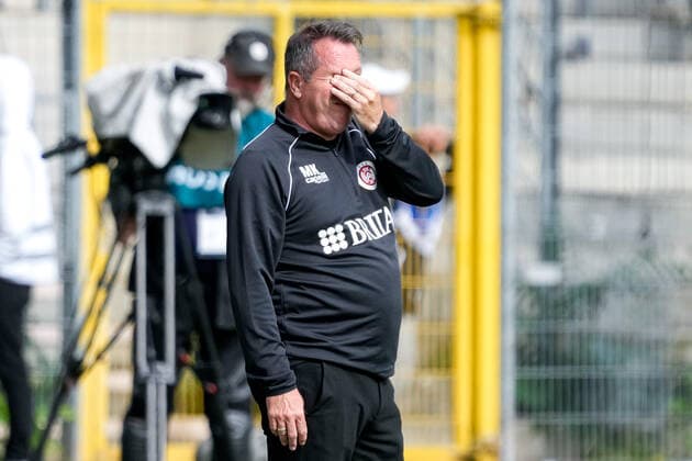 Markus Kauczinski coach, head coach, SVWW , single picture, single photo, action, disappointed looking, disappointment, frustration, disappointed, pessimistic, 17 09 2022, Mannheim Germany , Football, 3 Liga, SV Waldhof Mannheim SV Wehen Wiesbaden, DFB DFL REGULATIONS PROHIBIT ANY USE OF PHOTOGRAPHS AS IMAGE SEQUENCES AND OR QUASI VIDEO xozx