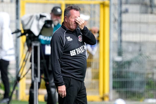 Markus Kauczinski coach, head coach, SVWW , single picture, single photo, action, disappointed looking, disappointment, frustration, disappointed, pessimistic, 17 09 2022, Mannheim Germany , Football, 3 Liga, SV Waldhof Mannheim SV Wehen Wiesbaden, DFB DFL REGULATIONS PROHIBIT ANY USE OF PHOTOGRAPHS AS IMAGE SEQUENCES AND OR QUASI VIDEO xozx
