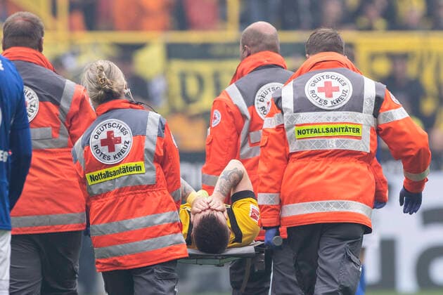 Soccer 1 Bundesliga, season 2022 2023, 7 match day, Borussia Dortmund FC Schalke 04 on 17 09 2022 in Dortmund North Rhine Westphalia Dortmunds Marco Reus is carried off the pitch injured IMPORTANT NOTE According to the requirements of the DFL German Football League and the DFB German Football Association is prohibited in the stadium and or from the game made photographs in the form of sequence pictures and or video-like photo series to exploit or exploit to let Copyright: xKirchner MarcoxSteinbrennerx