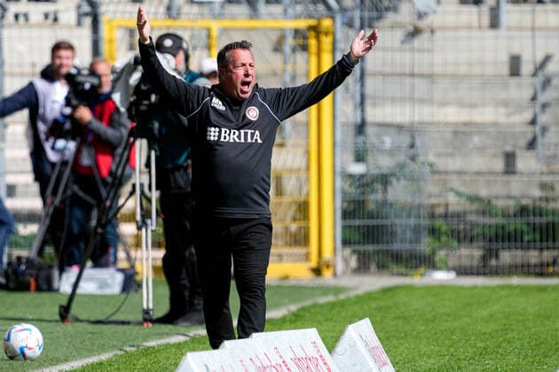 Markus Kauczinski coach, head coach, SVWW , gives instructions, gestures, gesturing with arms, single picture, single photo, action, action, 17 09 2022, Mannheim Germany , Football, 3 Liga, SV Waldhof Mannheim SV Wehen Wiesbaden, 17 09 2022, Mannheim Germany , Football, 3 Liga, SV Waldhof Mannheim SV Wehen Wiesbaden, DFB DFL REGULATIONS PROHIBIT ANY USE OF PHOTOGRAPHS AS IMAGE SEQUENCES AND OR QUASI VIDEO xozx