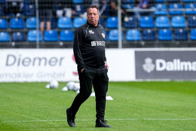 Markus Kauczinski coach, head coach, SVWW , crop, full body, single image, single photo, action, action, 17 09 2022, Mannheim Germany , football, 3 Liga, SV Waldhof Mannheim SV Wehen Wiesbaden, 17 09 2022, Mannheim Germany , football, 3 Liga, SV Waldhof Mannheim SV Wehen Wiesbaden, DFB DFL REGULATIONS PROHIBIT ANY USE OF PHOTOGRAPHS AS IMAGE SEQUENCES AND OR QUASI VIDEO xozx